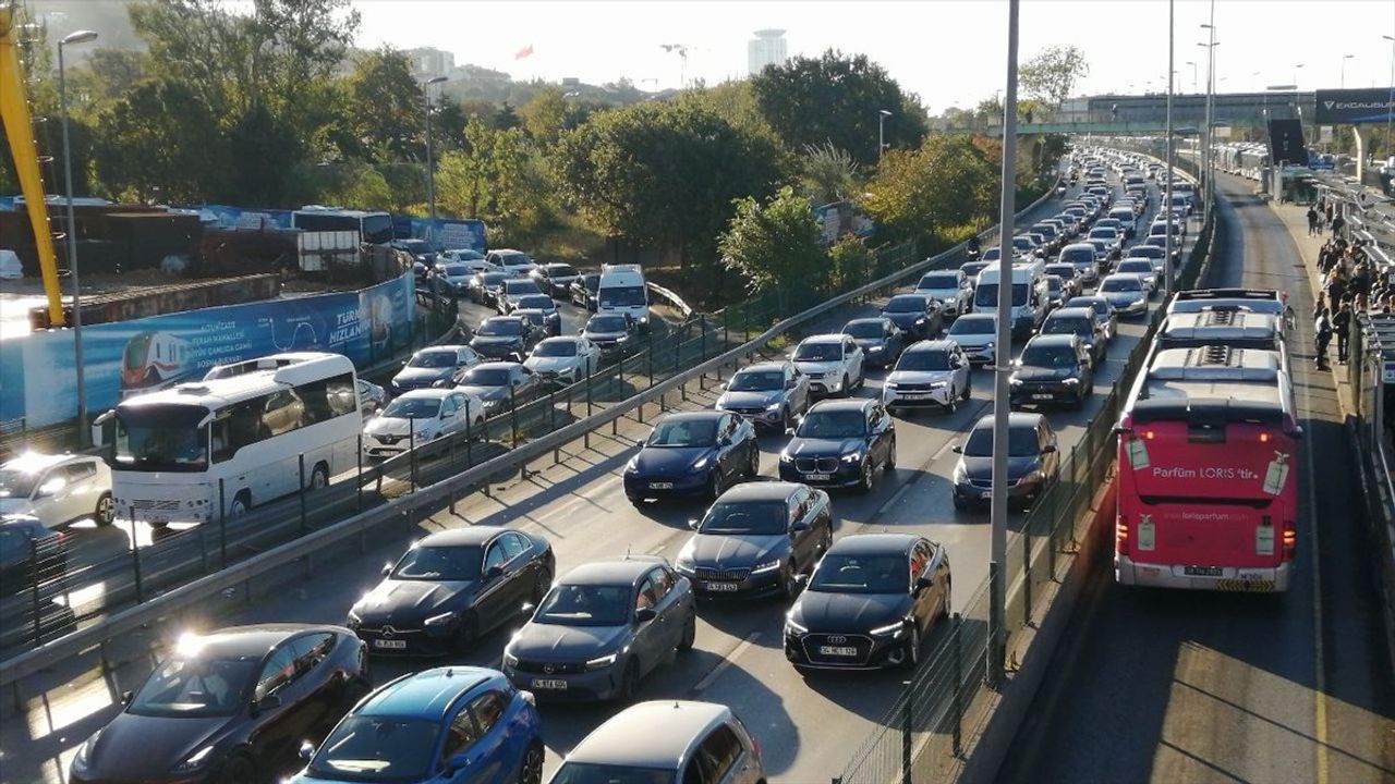 İstanbul'da Sabah Trafik Yoğunluğu Yüzde 72'ye Ulaştı