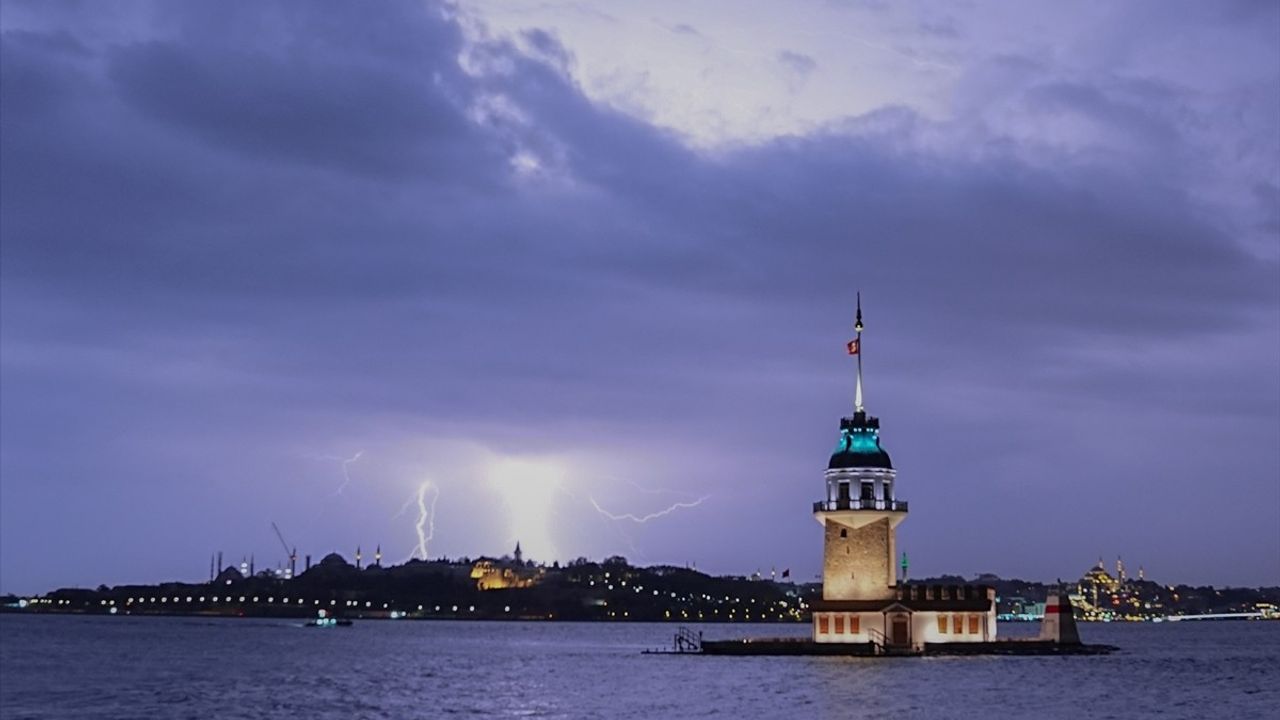 İstanbul'da Sağanak Yağış Hayatı Olumsuz Etkiliyor