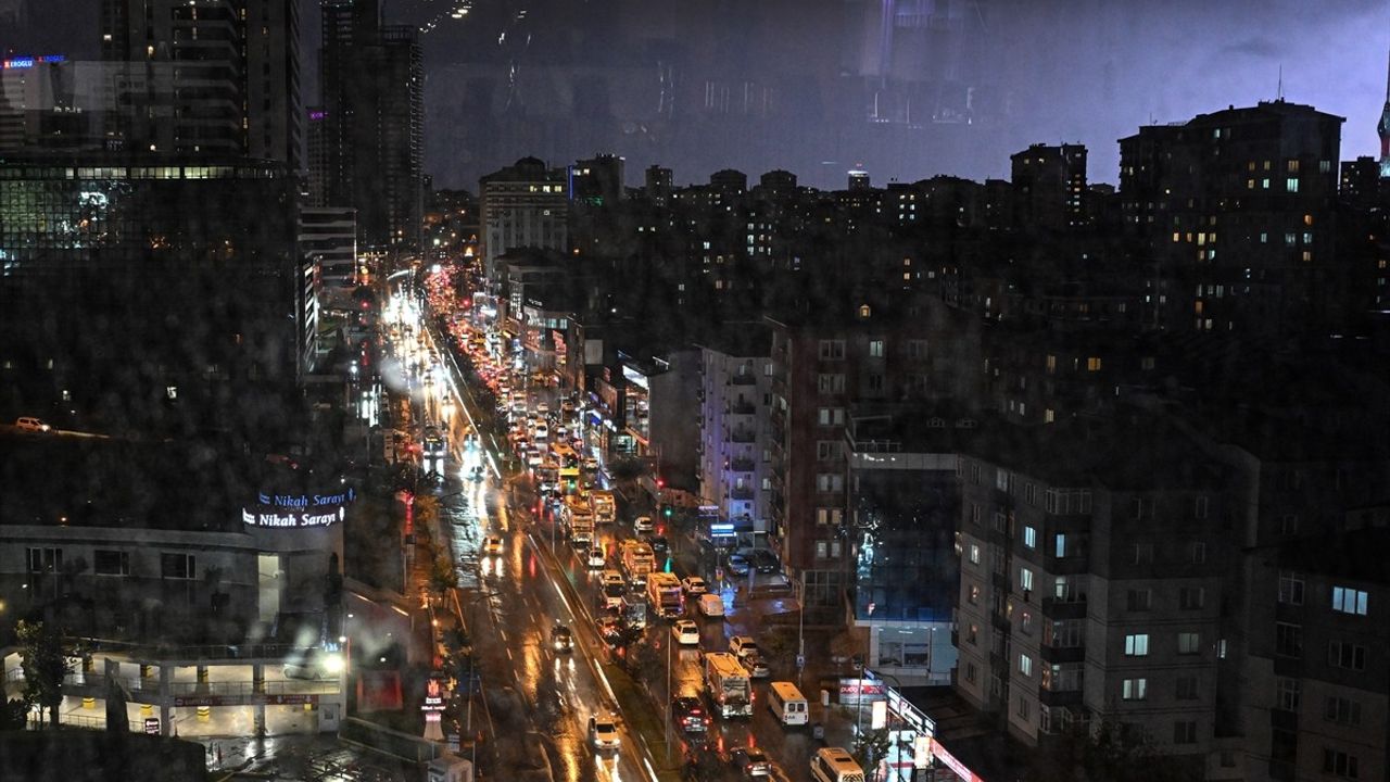 İstanbul'da Sağanak Yağış Hayatı Olumsuz Etkiliyor