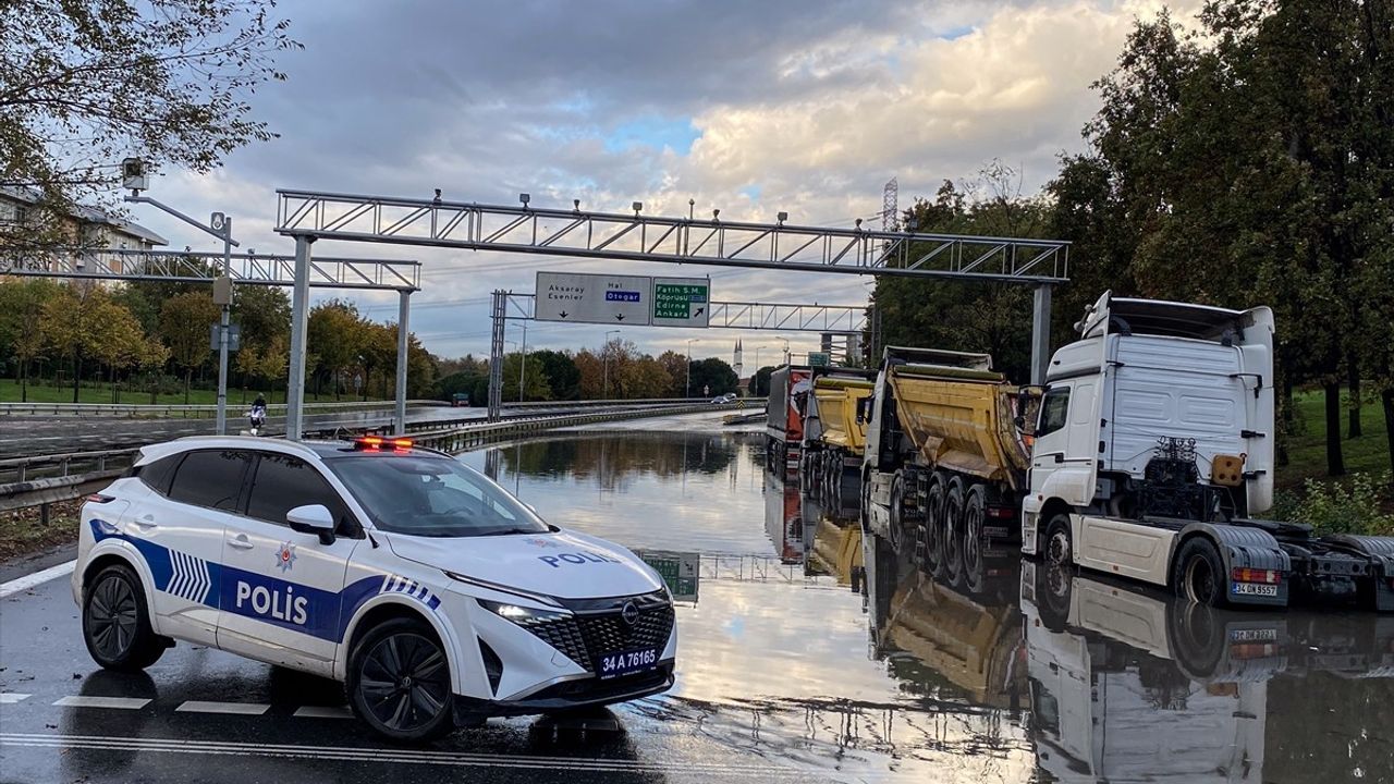 İstanbul'da Sağanak Yağışlar Trafiği Olumsuz Etkiledi