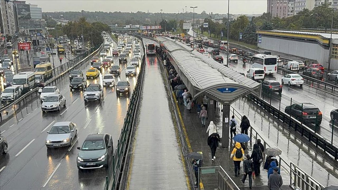 İstanbul'da Trafik Yoğunluğu Zirve Yaptı: Anadolu Yakası'nda Yüzde 90