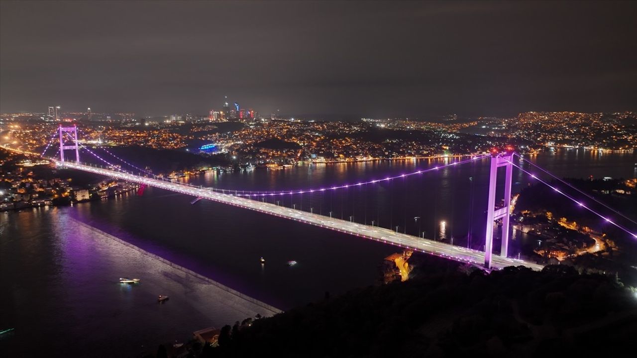 İstanbul'daki Köprüler Meme Kanseri Farkındalığı İçin Pembe Işıkla Aydınlatıldı