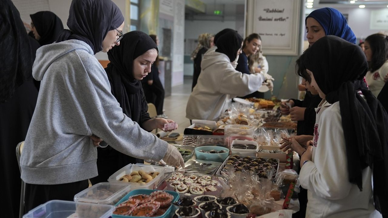 İstanbul Okulları Gazze'ye Destek İçin Kermes Düzenledi