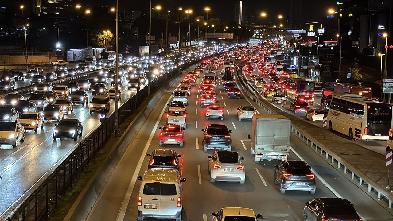 İstanbul Trafiği Yoğunluk Rekoru Kırdı