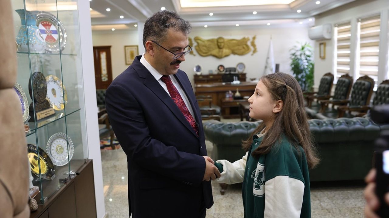 İstiklal Marşı'nı Yağmur Altında Okuyan Öğrenciye Ödül