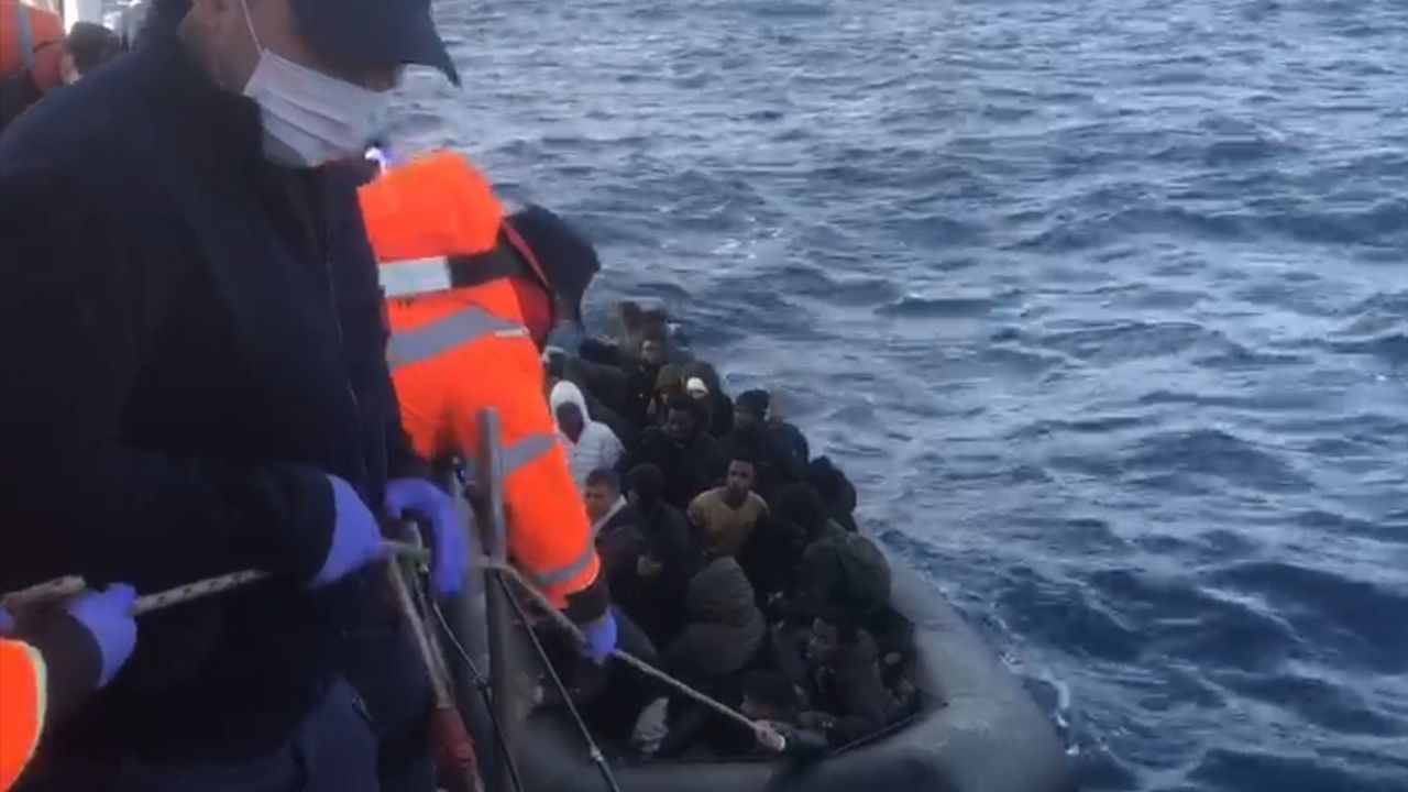 İzmir Açıklarında 86 Düzensiz Göçmen Yakalandı