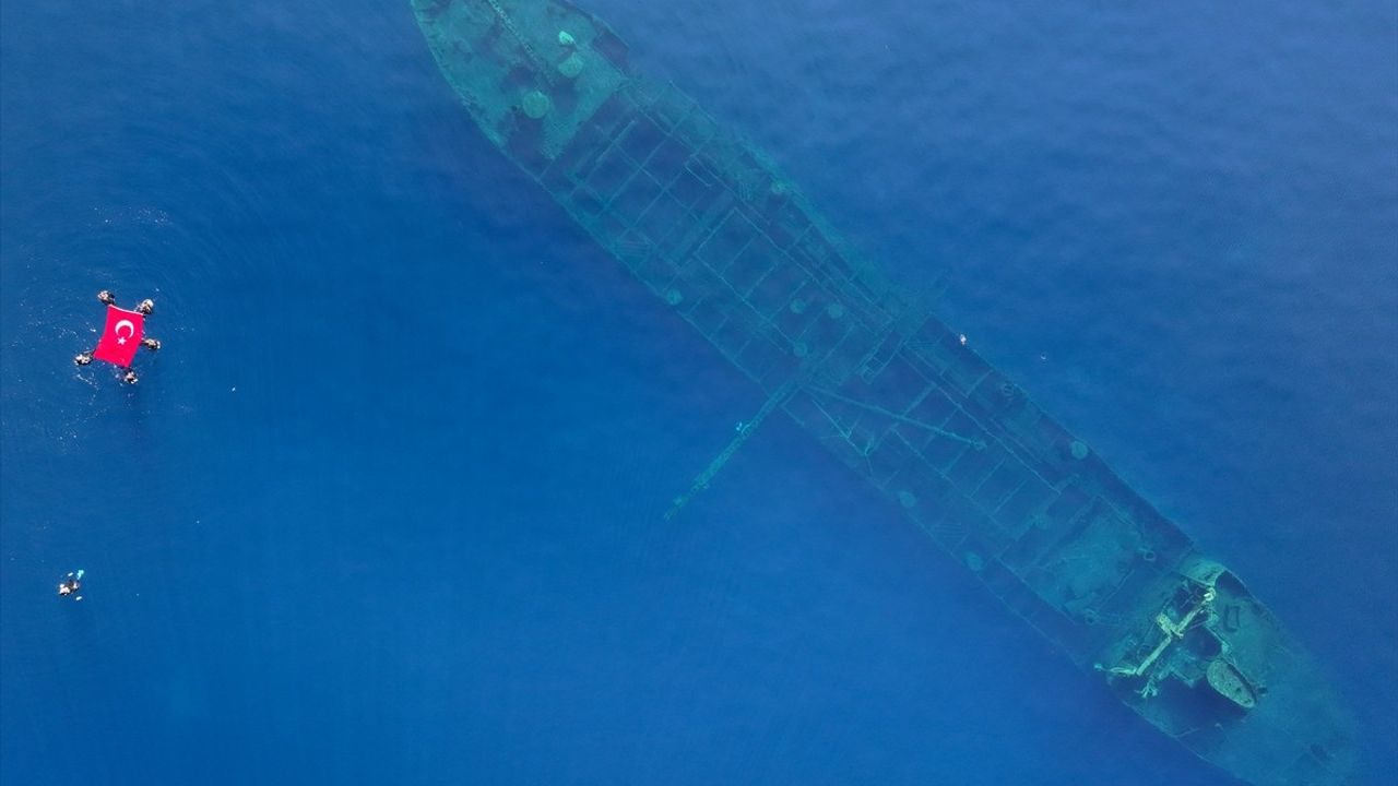 İzmir'de Dalgıç Polislerden 29 Ekim Kutlaması