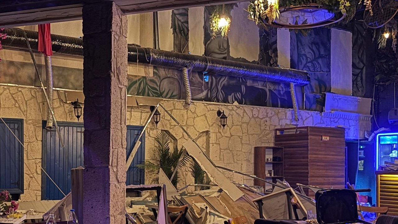 İzmir'de Eğlence Merkezinde Duvar Çöktü: 6 Yaralı