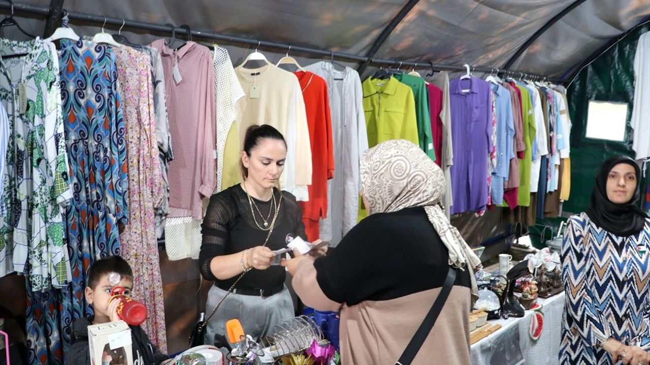 İzmir'de Gazze İçin Hayır Çarşısı Kuruldu