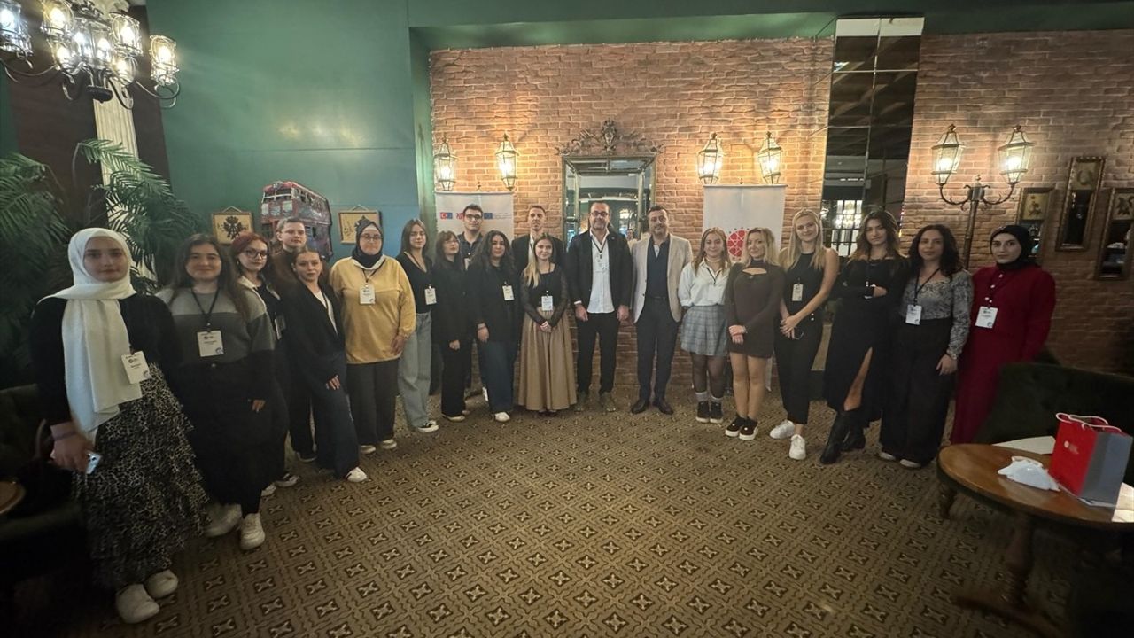 İzmir'de Genç İletişimcilere Sosyal Medya ve Habercilik Etiği Eğitimi