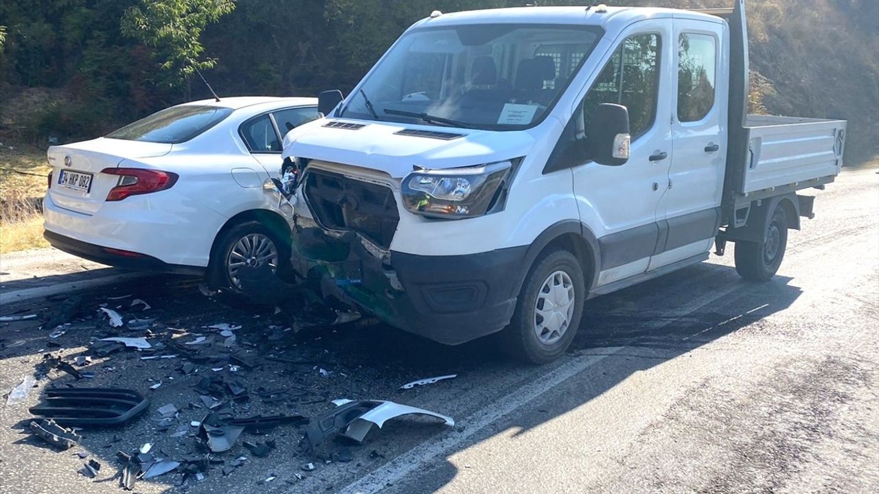 İzmir'de Kamyonet ve Otomobil Çarpıştı: 6 Yaralı