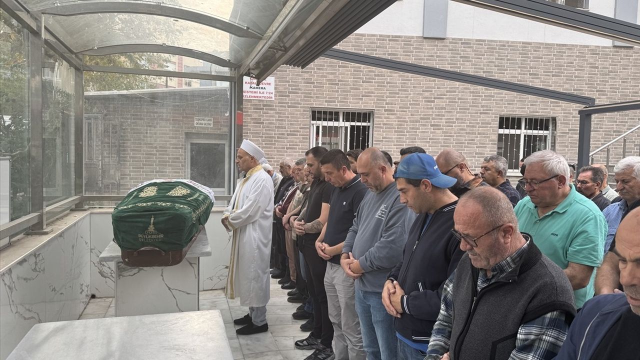İzmir'de Kocasından Öldürülen Kadının Cenazesi Defnedildi