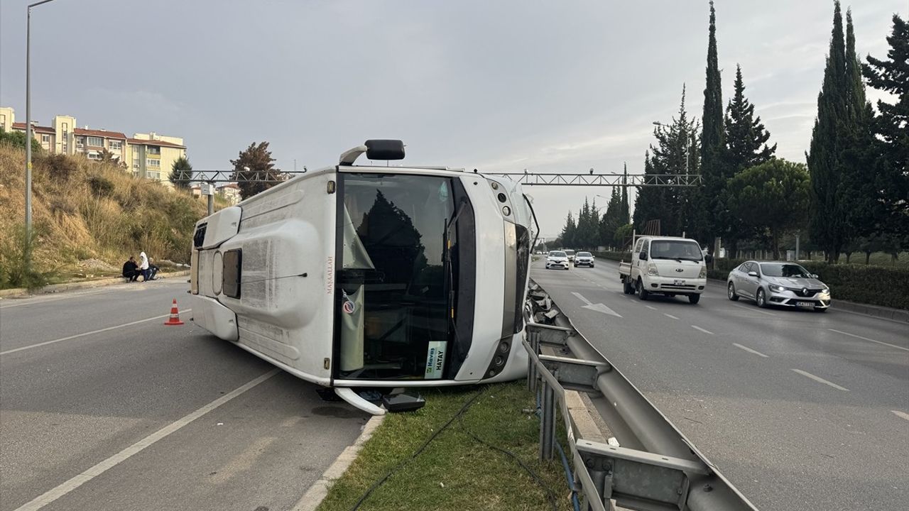 İzmir'de Midibüs Devrildi: 5 Yaralı