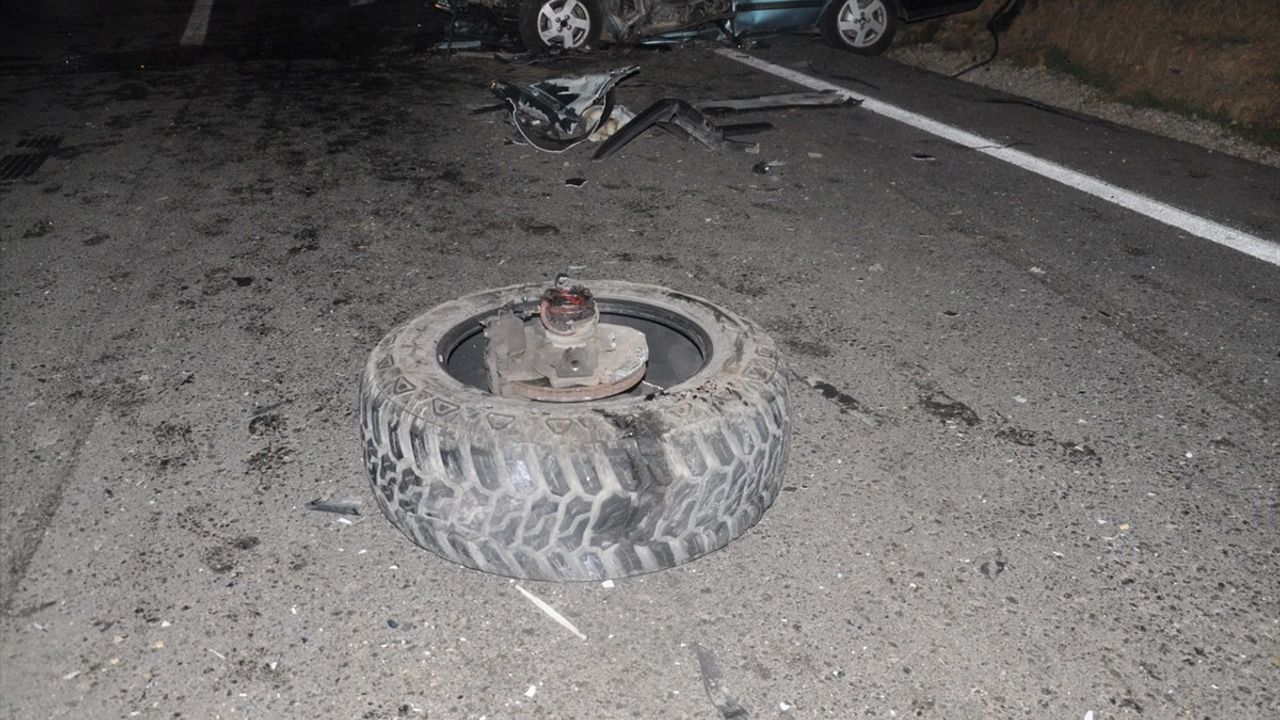 İzmir'de Otomobil ve Pikap Çarpıştı: 6 Yaralı