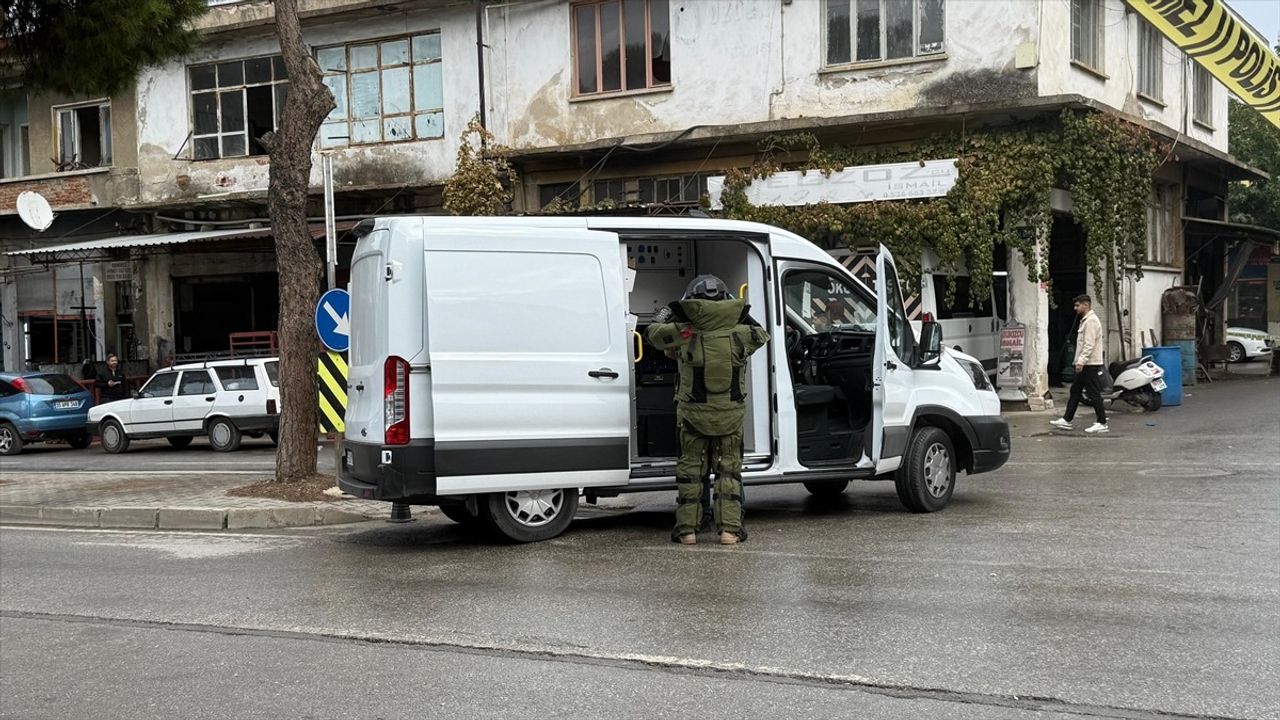 İzmir'in Tire İlçesinde Tarla İçinde El Bombası Bulundu