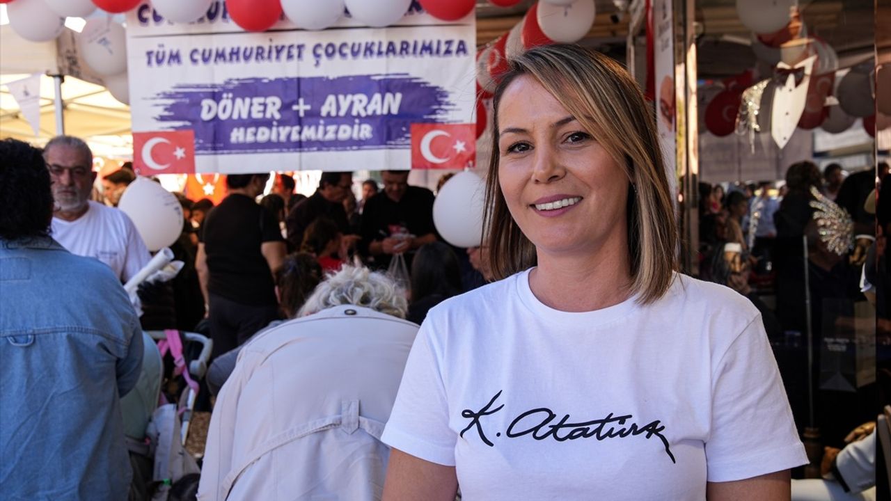 İzmirli Dönerciden Cumhuriyet Bayramı'na Özel İkramlar