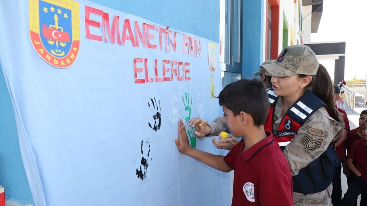 Jandarmadan Eğil İlçesine Cumhuriyet Bayramı Sürprizi