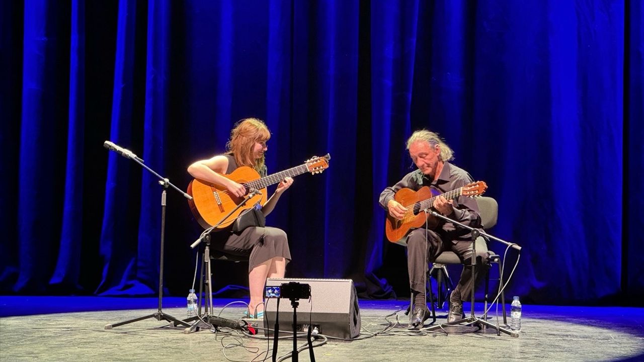 Julia Schuler İstanbul'da Büyüleyici Bir Konser Verdi