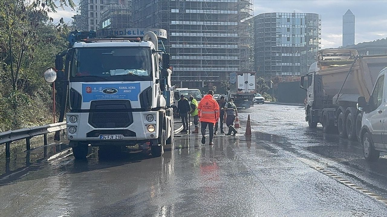 Kağıthane'de Sağanak Yağışa Bağlı Su Birikintisi