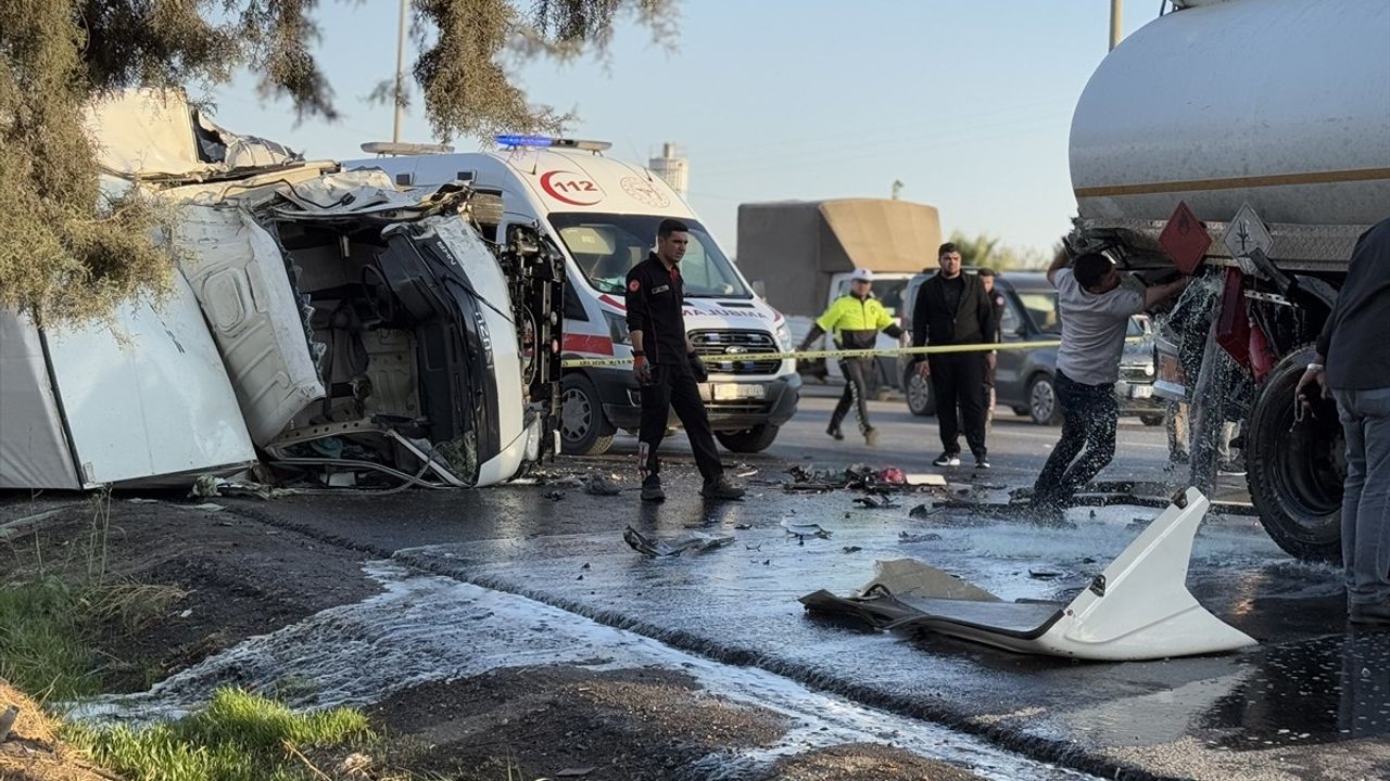 Kahramanmaraş'ta Feci Kaza: Akaryakıt Tankerine Çarpan Kamyon Sürücüsü Hayatını Kaybetti