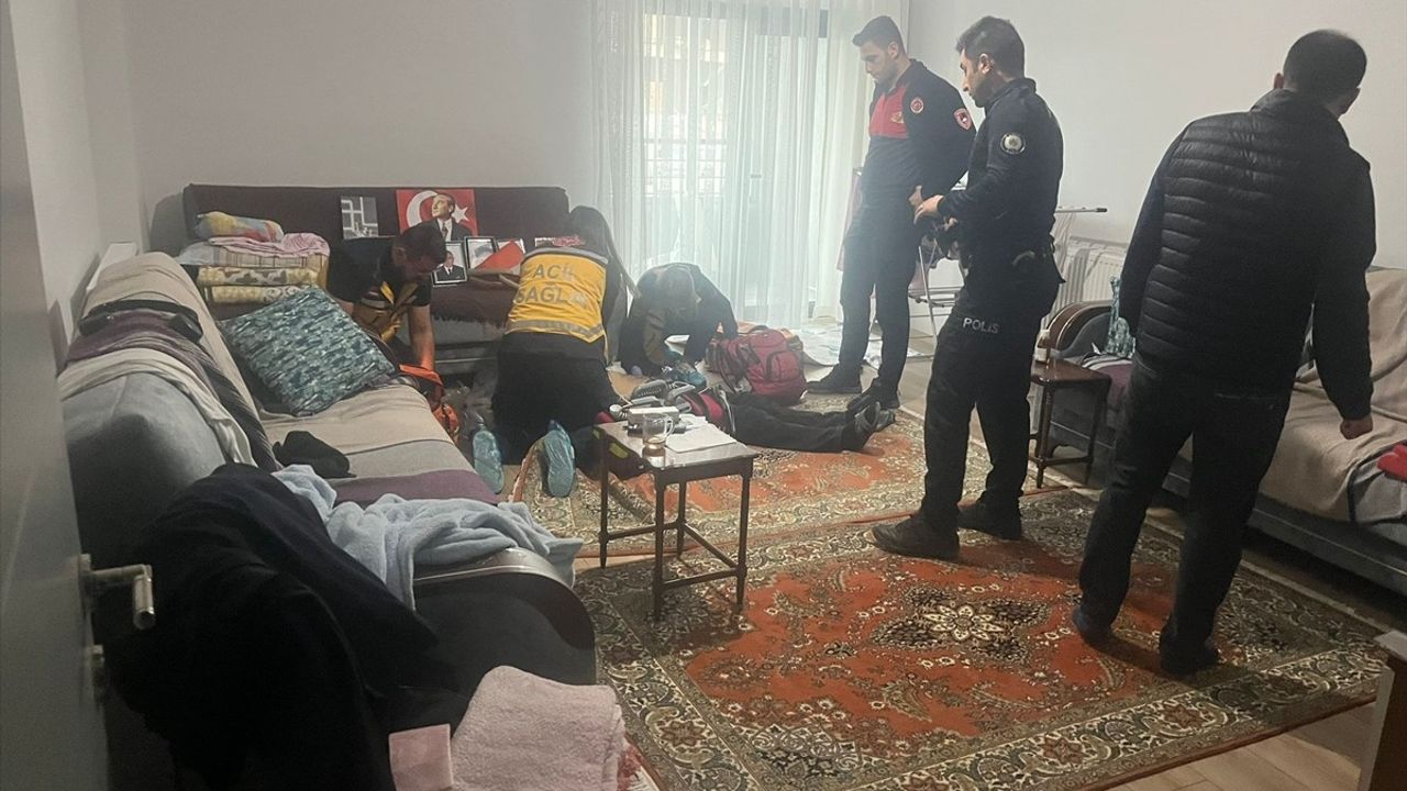 Kalp Krizi Geçiren Adam Pencereden Kurtarıldı