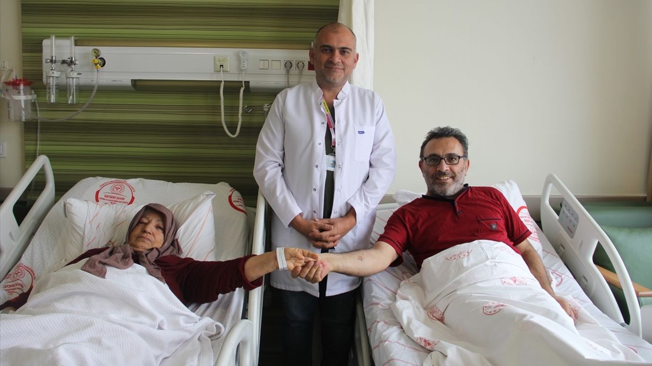Kalp Krizinden Sonra Anne ve Oğul Aynı Gün Sağlığına Kavuştu