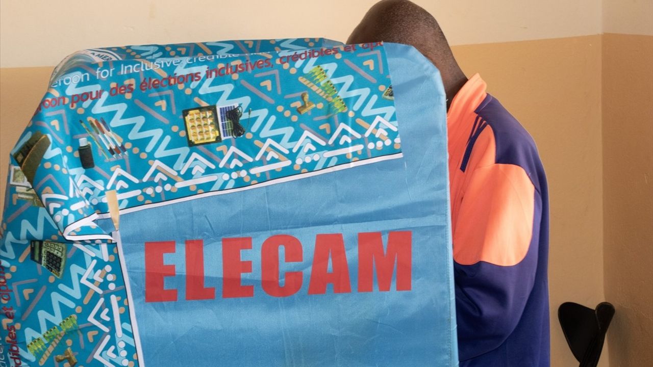 Kamerun'da Cumhurbaşkanlığı Seçimi İçin Oy Kullanma Süreci Başladı