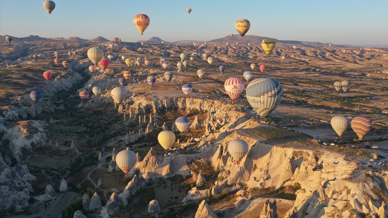 Kapadokya'nın Sıcak Hava Balonları Renkli Bir Manzara Sunuyor