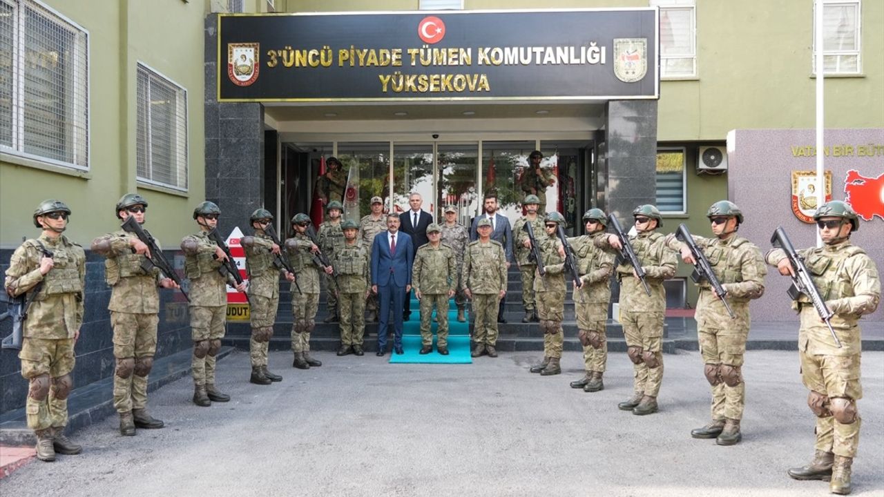 Kara Kuvvetleri Komutanı Tokel, Hakkari'de Ziyaretlerde Bulundu
