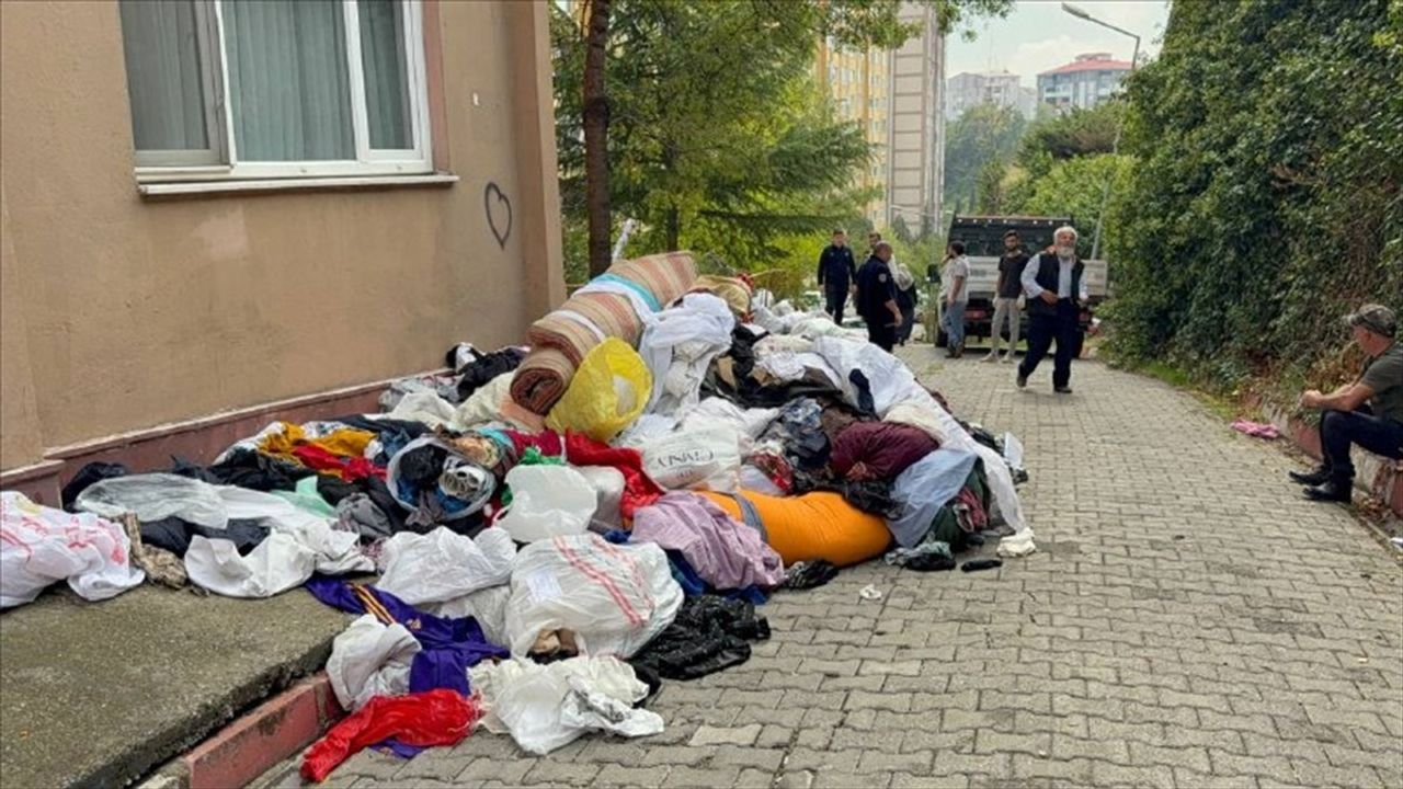 Karabük'te Bir Evde Kamyon Dolu Çöp Bulundu