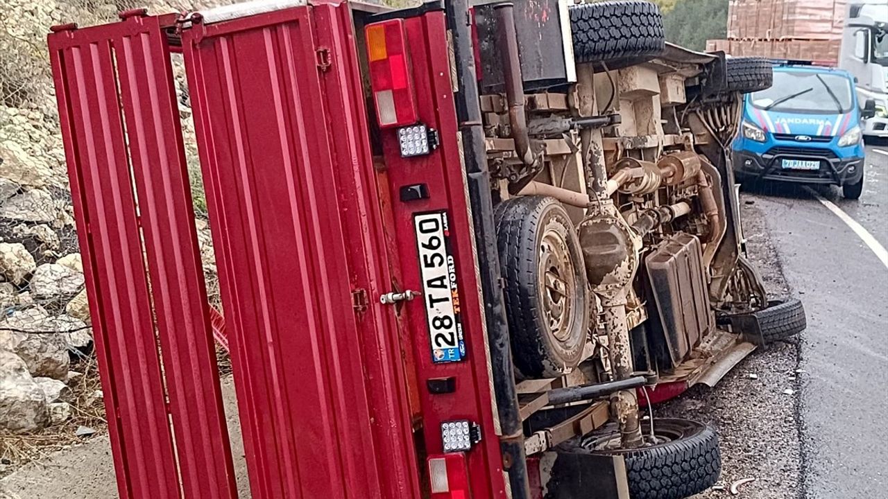 Karabük'te Kamyonet Su Kanalına Devrildi: 5 Yaralı