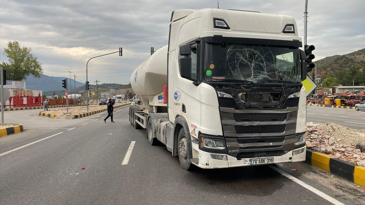 Karabük'te Tırla Çarpışan Minibüste 9 Çocuk Yaralandı