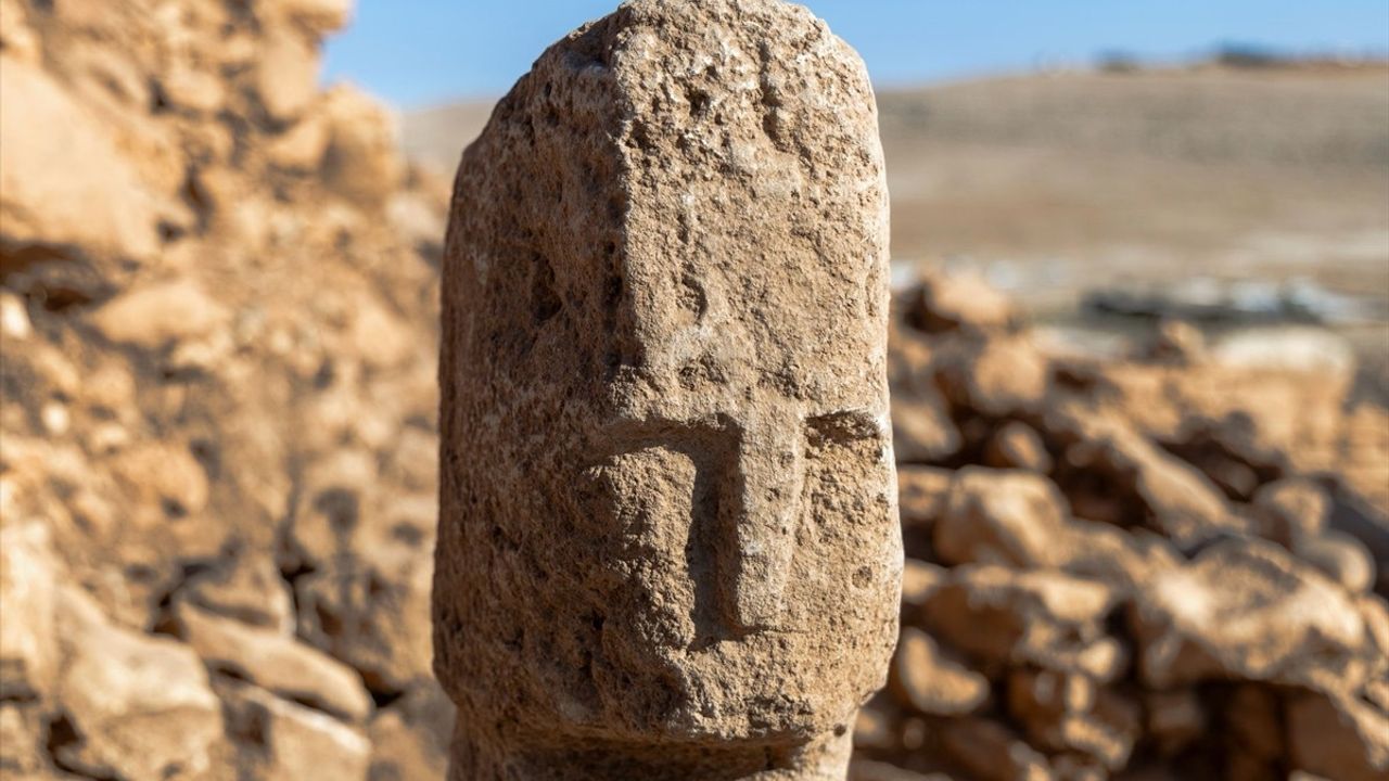 Karahantepe'de İnsan Yüzlü T Biçimli Dikilitaş Keşfi
