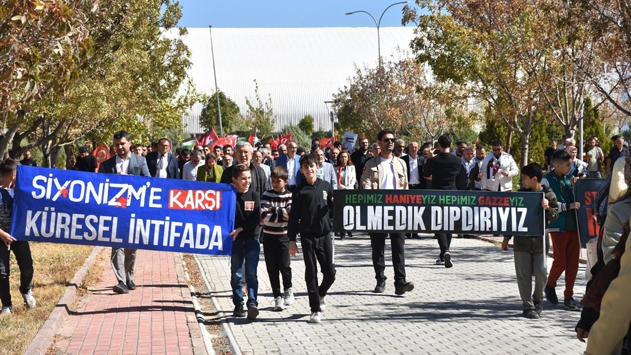 Karaman'da Öğrencilerden Filistin'e Destek Yürüyüşü