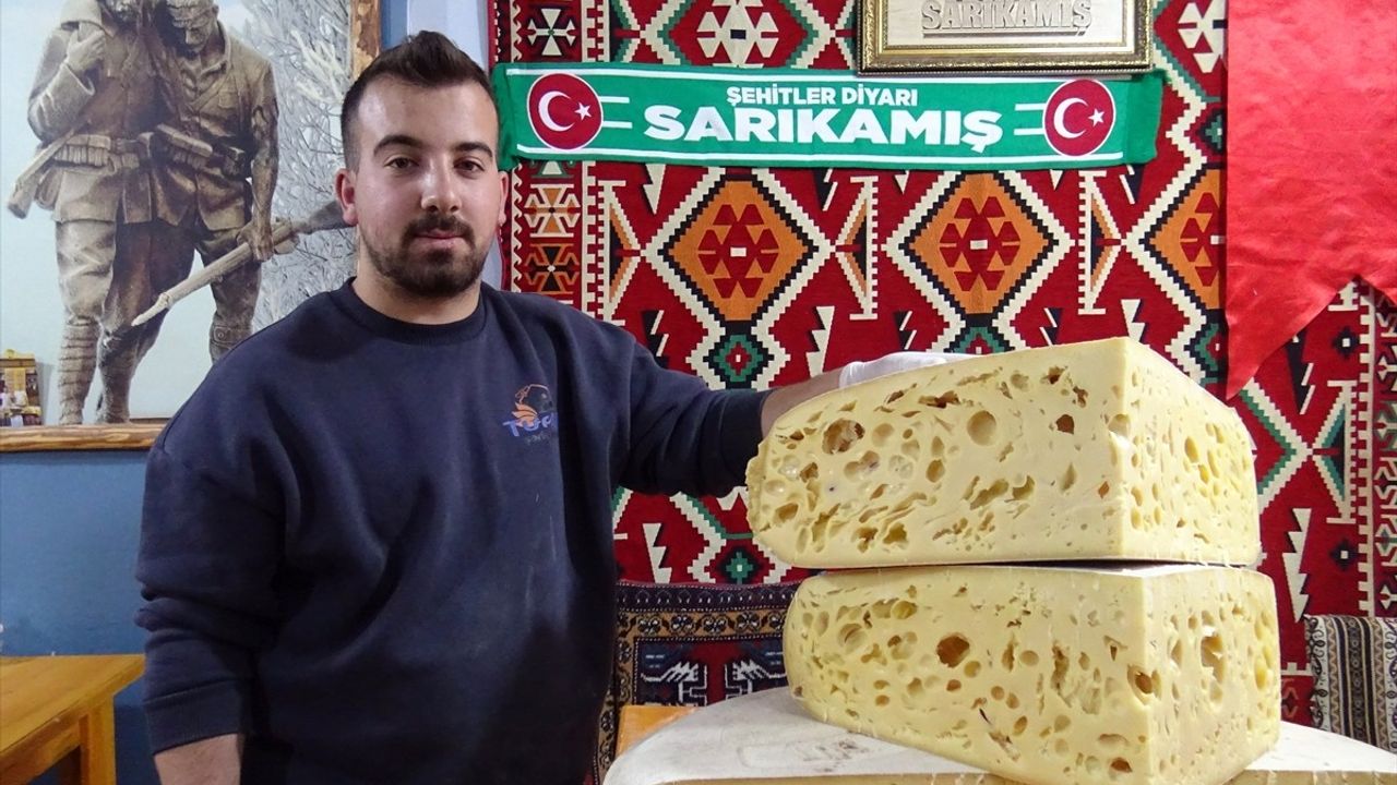 Kars'ın Gravyer Peyniri Tezgahlardaki Yerini Aldı