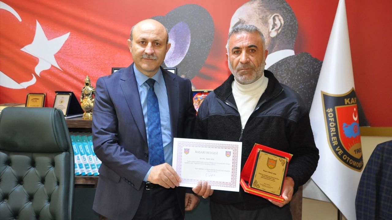 Kars'ta Kahraman Şoföre Teşekkür Plaketi Verildi