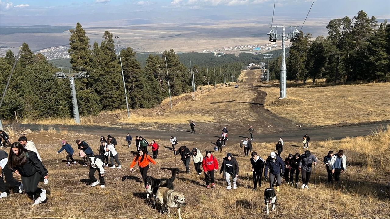 Kars'ta Üniversite Öğrencilerinden Doğa Yürüyüşü ve Temizlik Etkinliği