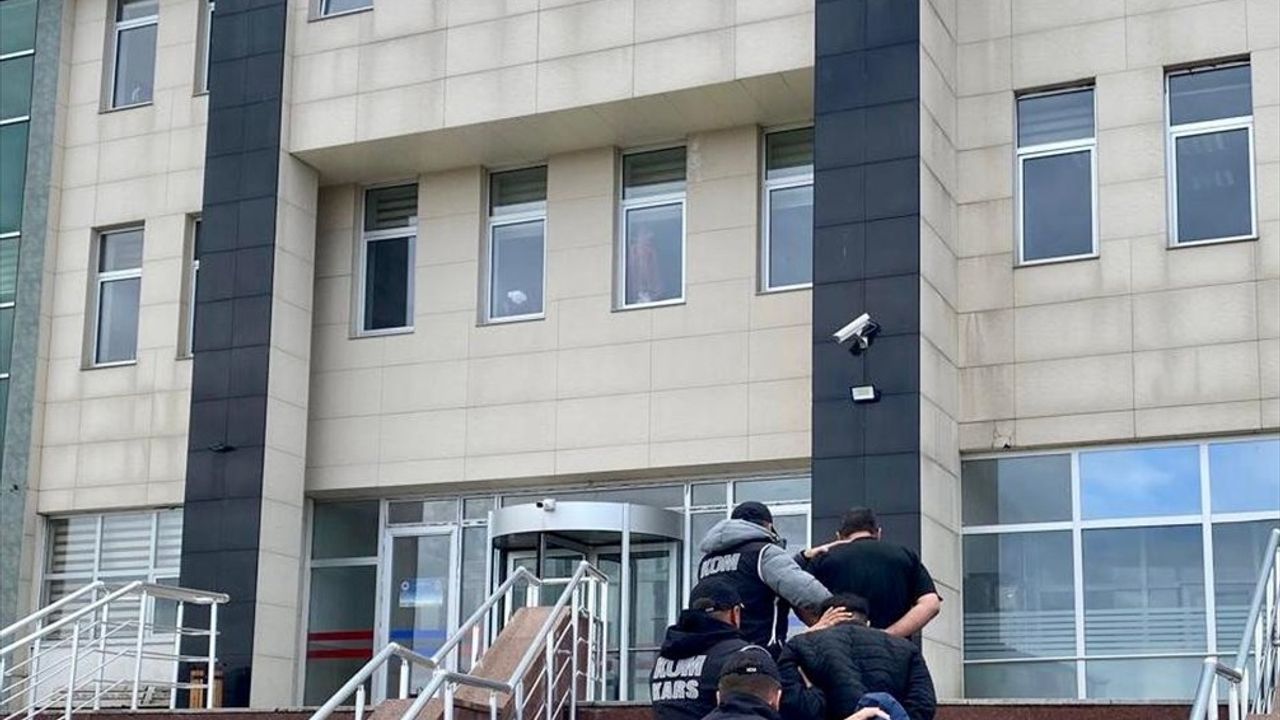 Kars'ta Yasa Dışı Silah Ticareti: 3 Şüpheli Tutuklandı