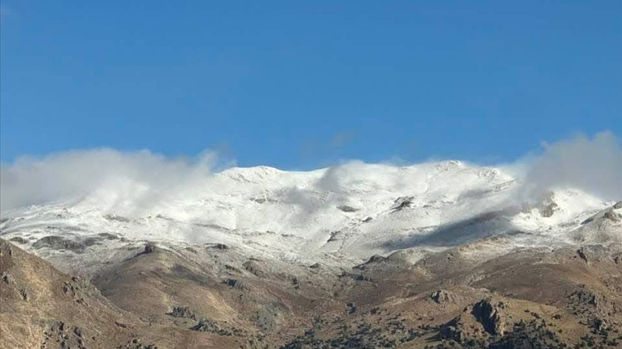 Kaş'ta Mevsimin İlk Karı Yağdı