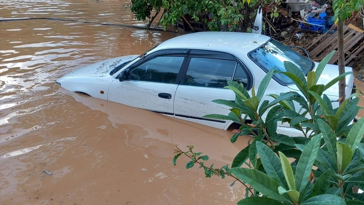 Kaş'ta Sağanak Yağış Hayatı Olumsuz Etkiledi