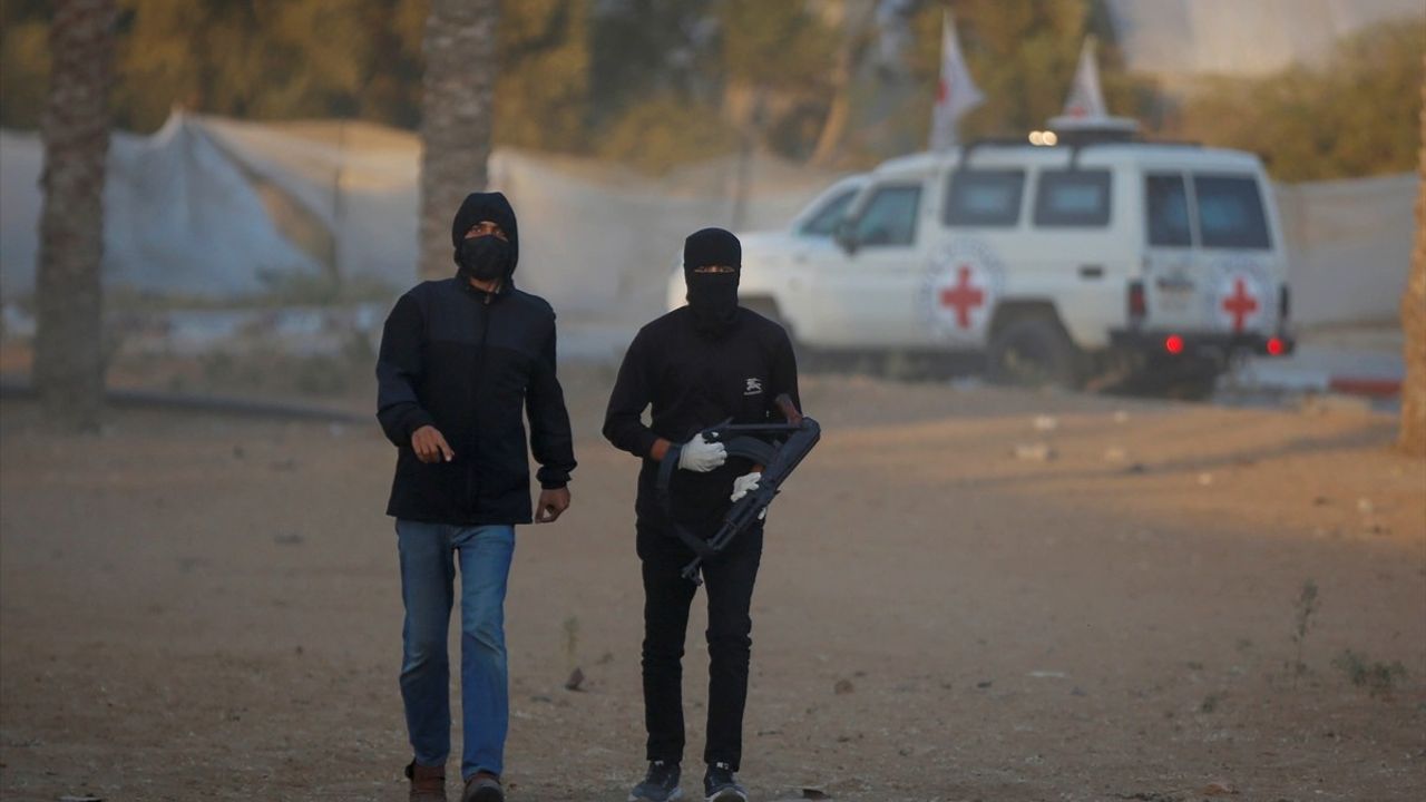 Kassam Tugayları İki İsrailli Esir Cesedini Kızılhaç'a Teslim Etti