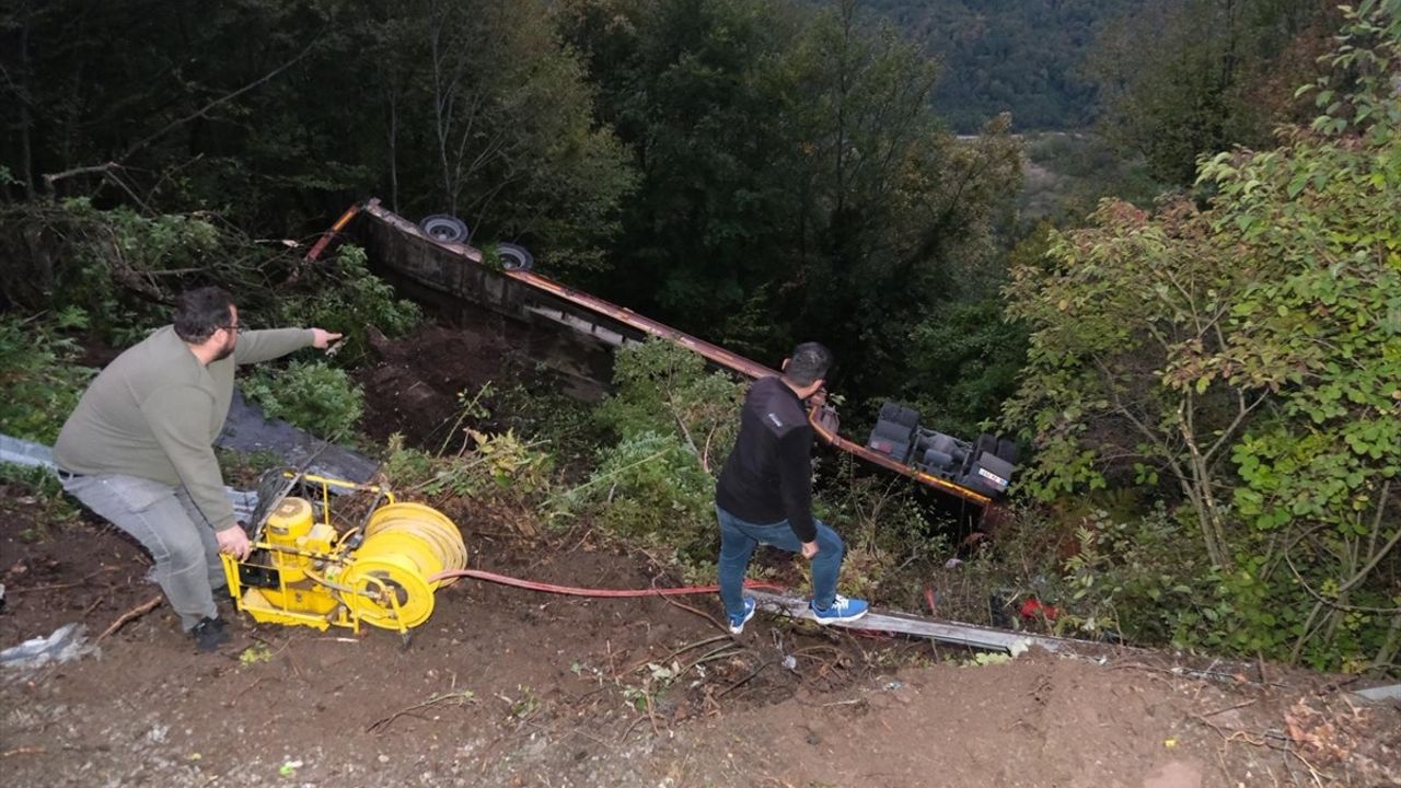 Kastamonu'da Devrilen Tırda Sürücü 2 Saatlik Çalışma Sonrası Kurtarıldı