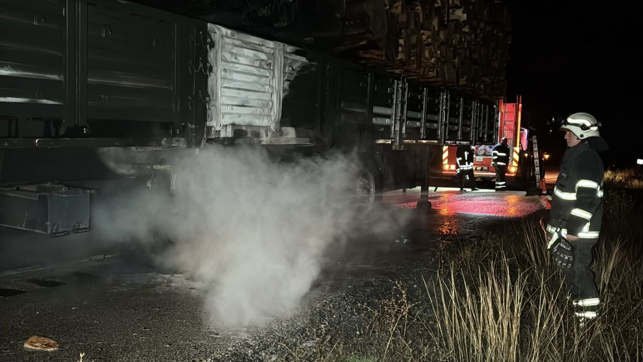 Kastamonu'da Tır Dorsesindeki Yangın Kontrol Altına Alındı