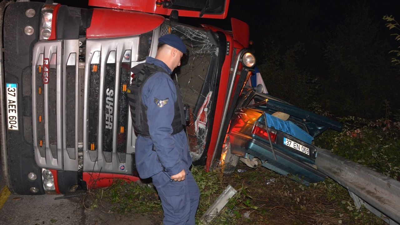 Kastamonu'da Tır ile Otomobil Çarpıştı, İki Yaralı