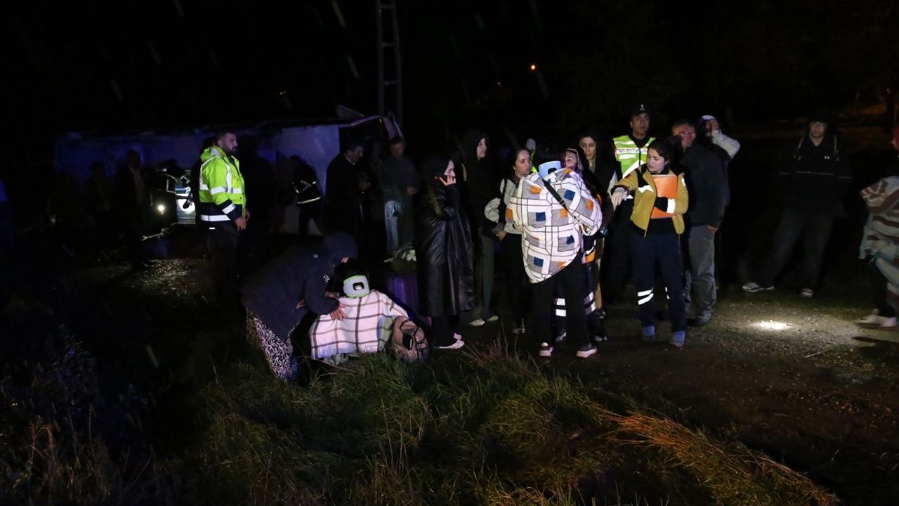 Kastamonu'da Tur Midibüsü Devrildi