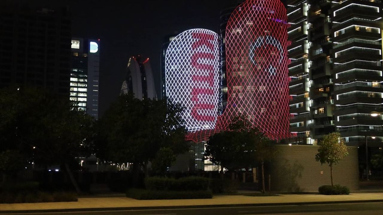 Katar'da Türk Bayrağı Işıldadı: Cumhuriyet Bayramı'nda Sembol Binalar Kırmızı-Beyaz Renklere Büründü