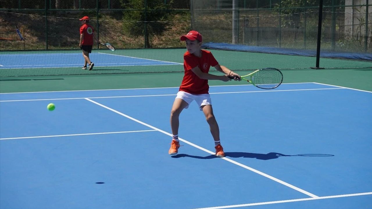 Kaymakam Adem Kaya'nın Tenis İle Gençlere Rol Model Olması