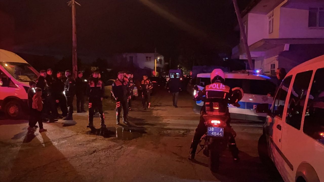Kayseri'de Bakkalda Bıçaklı Kavga