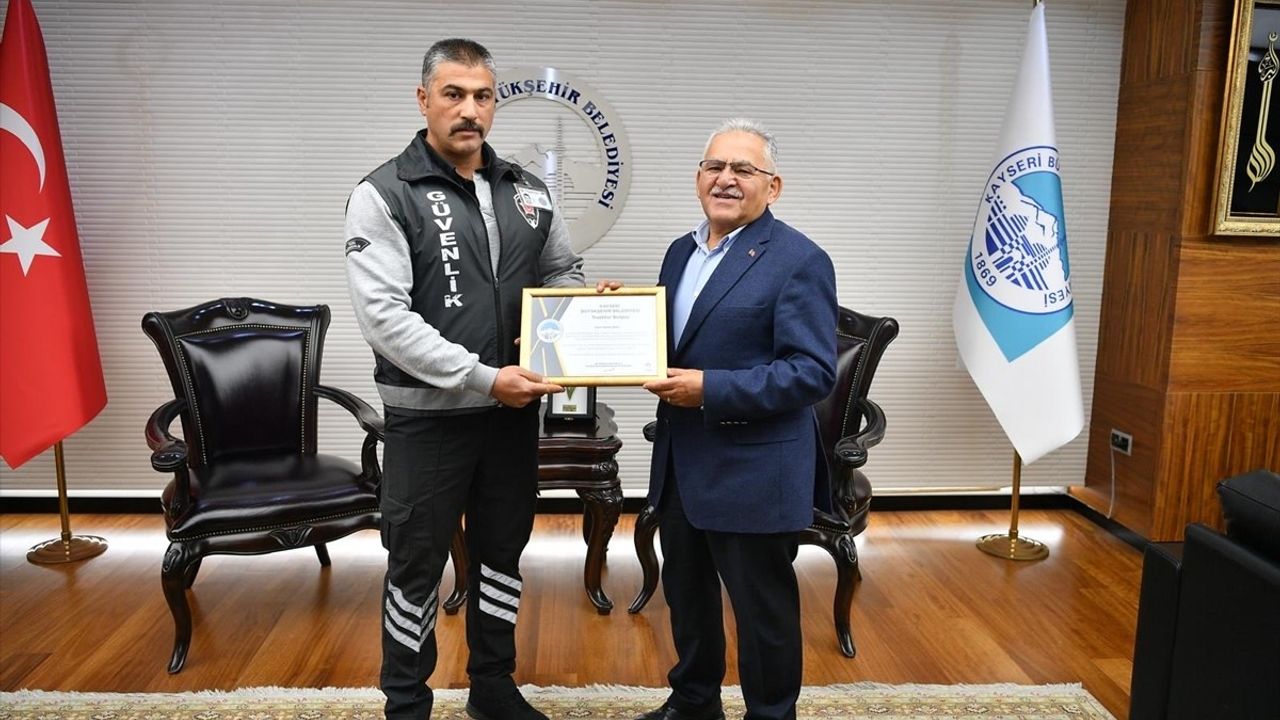 Kayseri'de Tramvay Kazası Önlenirken Güvenlik Görevlisi Takdir Topladı