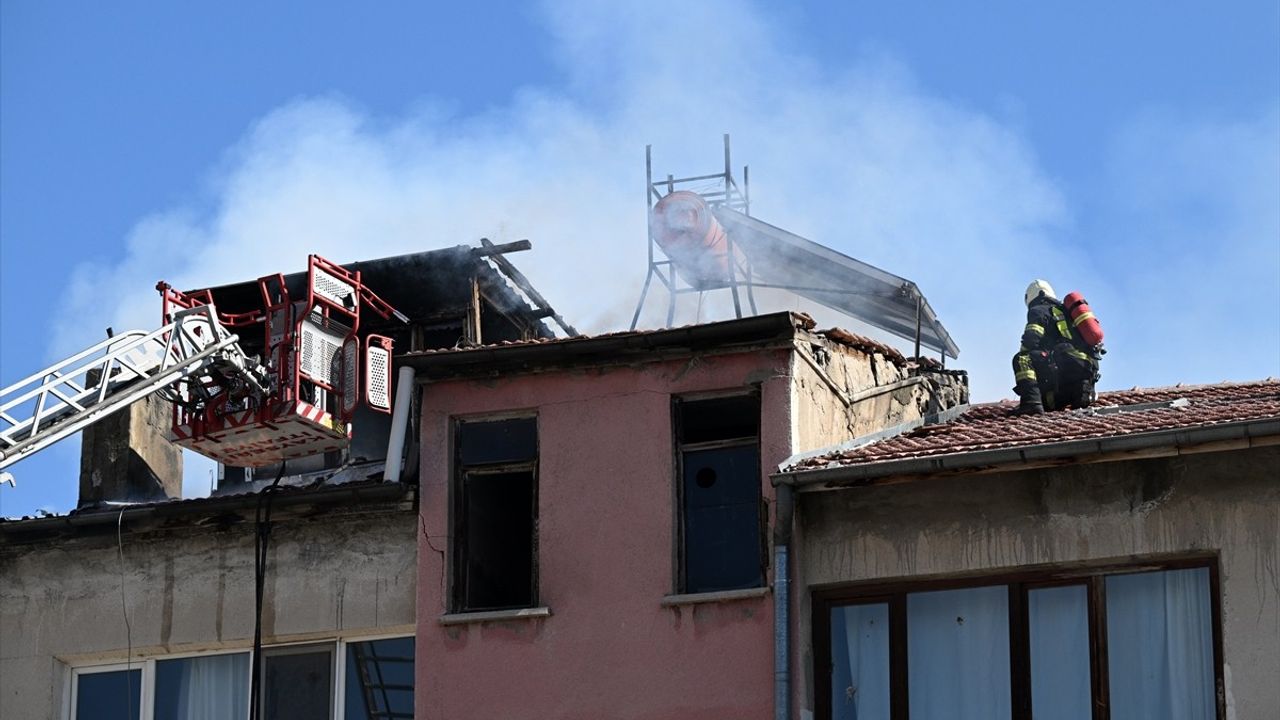 Kayseri'de Yangın Paniği: İki Katlı Bina Alev Alev